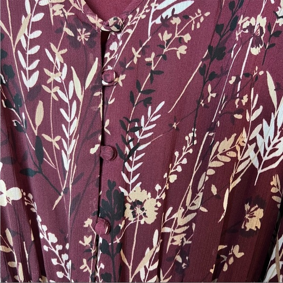 Calvin Klein Short Sleeve V Neck
Burgundy Floral Maxi Dress w/tie waist - Picture 4 of 5